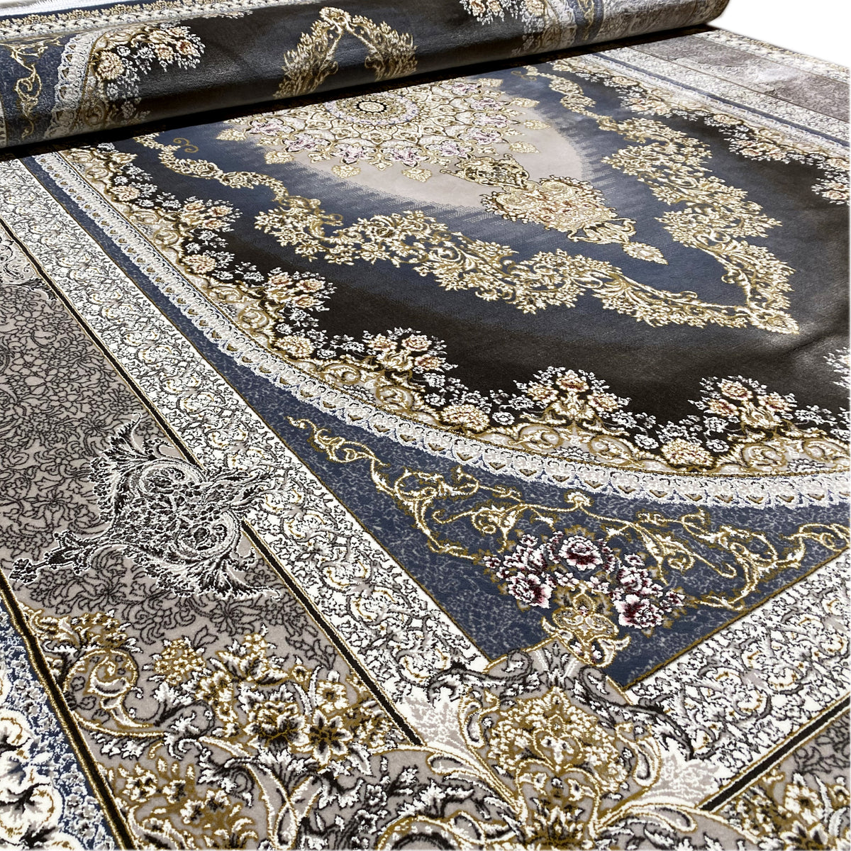 Tappeto 170x240 cm con motivo centrale blu, file di ornamenti dorati e bordo scuro