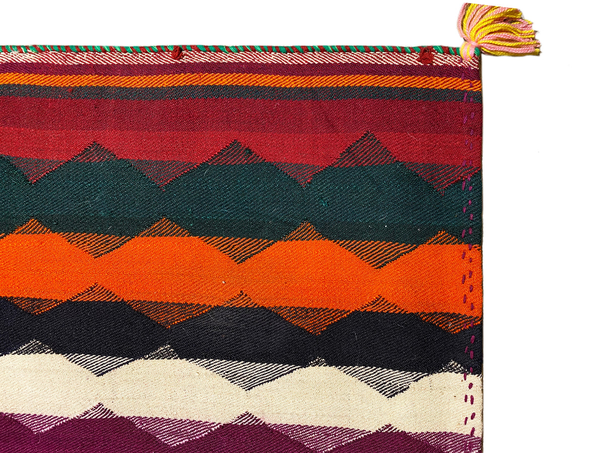 Angolo di tappeto Jajim con strisce colorate e nappe sul bordo
