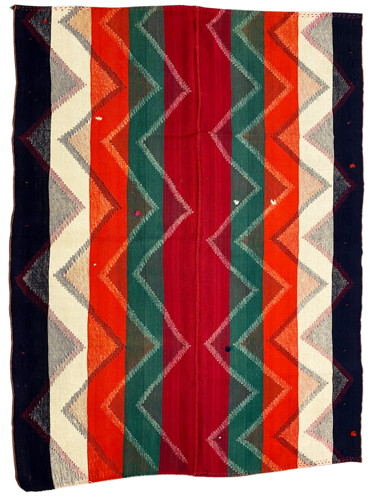 Tappeto con motivo uniforme a strisce zigzag rosse, verdi, arancioni, beige e blu scuro