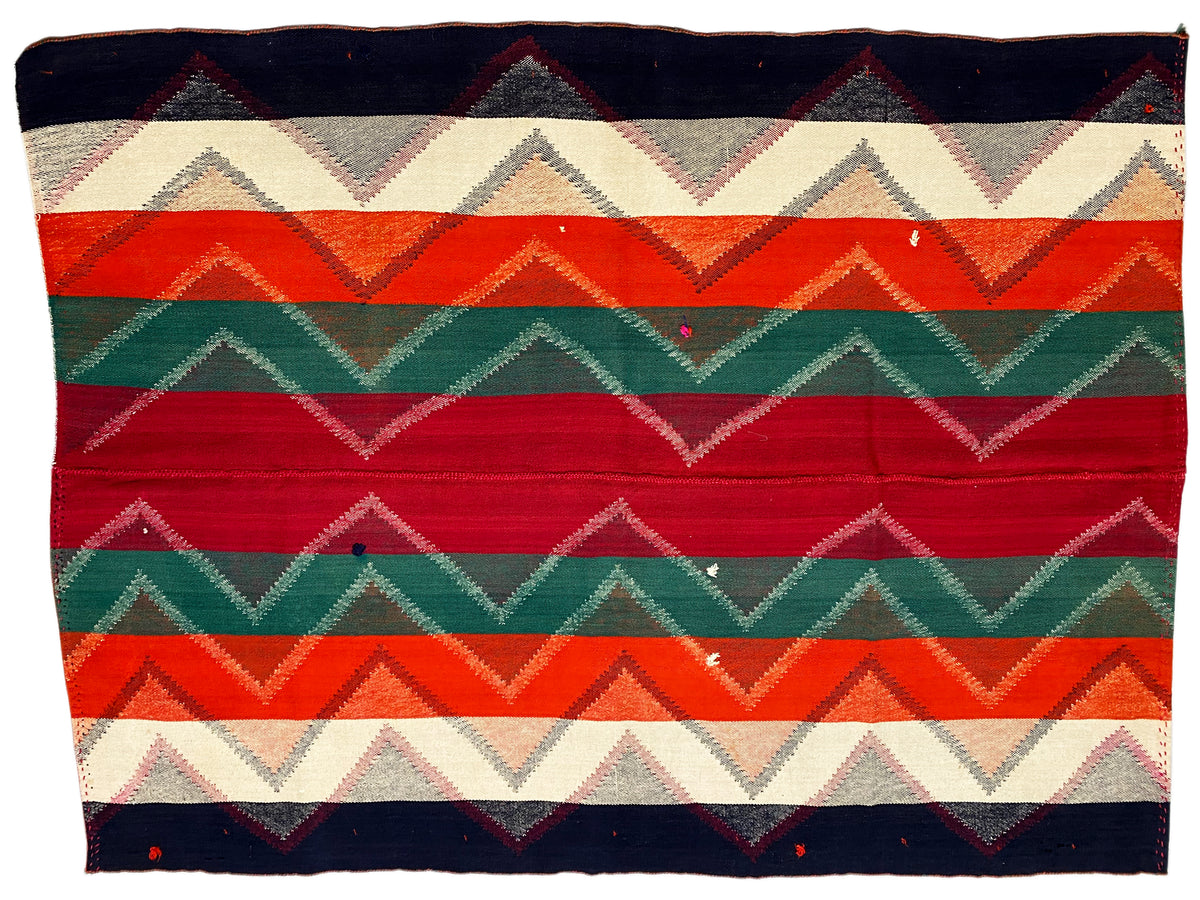 Tappeto con motivi orizzontali a zigzag e a strisce in rosso, verde, arancione, blu scuro e beige