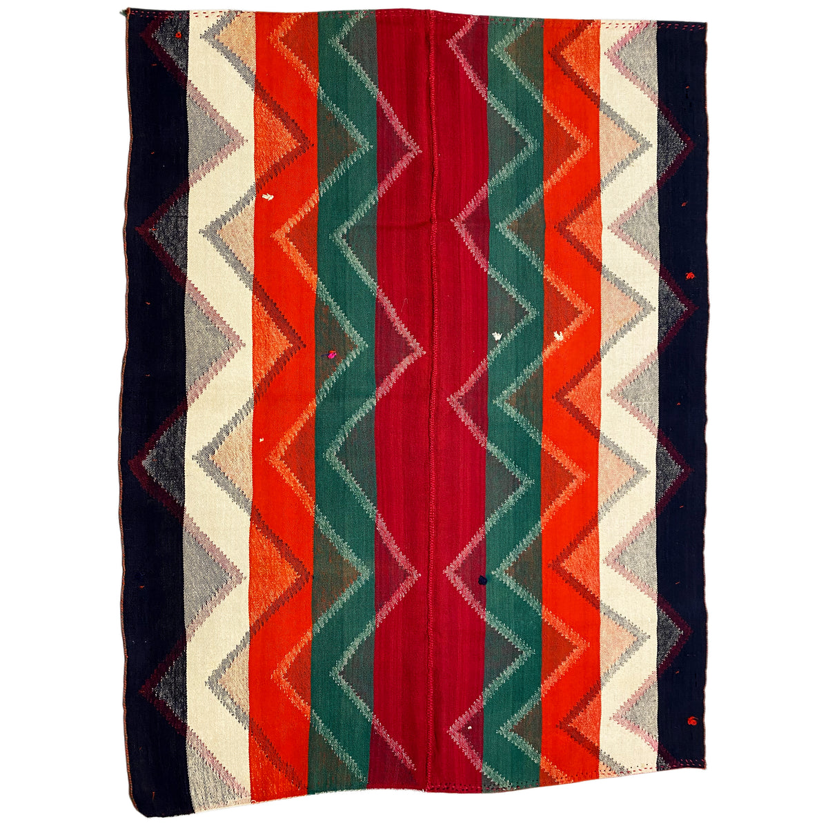Tappeto rettangolare con strisce verticali e bordo a zigzag in rosso, verde, arancione e blu scuro