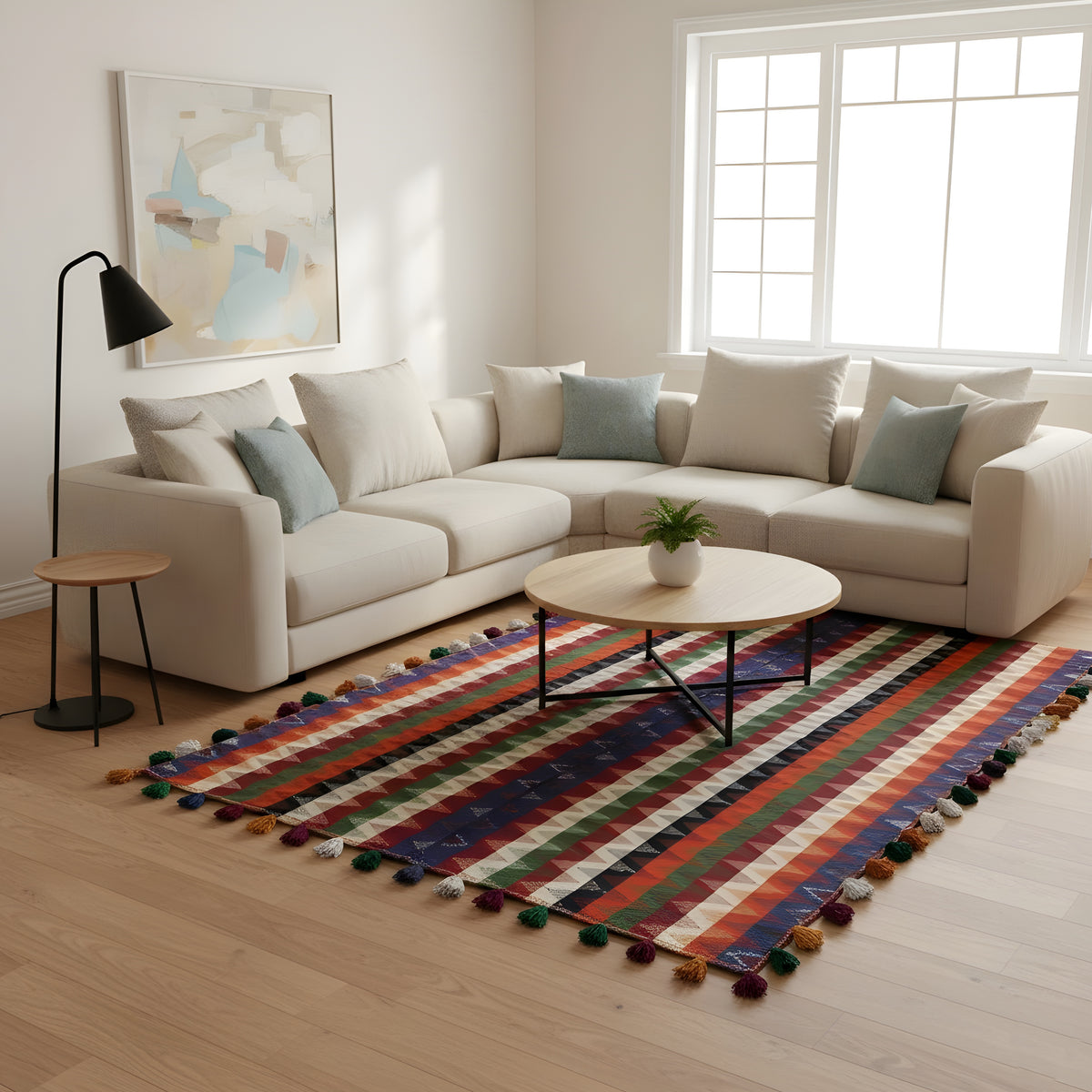Tappeto a strisce multicolore con frange, area rettangolare su pavimento chiaro
