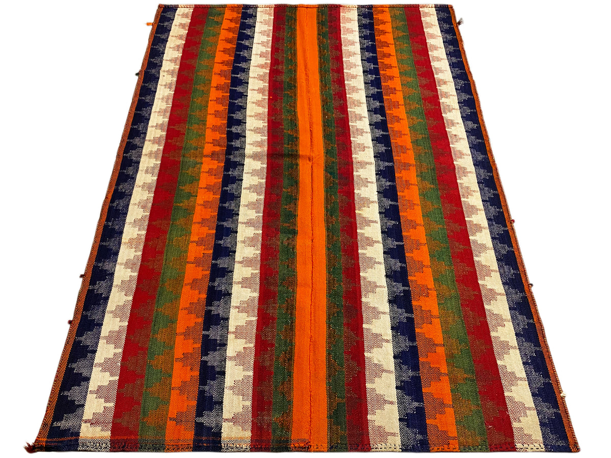 Tappeto a righe multicolore, disposto obliquamente; arancione, verde, blu, rosso, beige