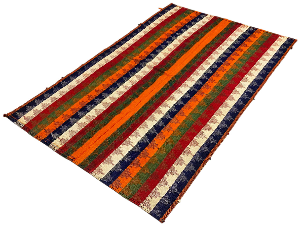 Tappeto a strisce colorate visto di tre quarti; strisce arancioni, blu, verdi, rosse e beige