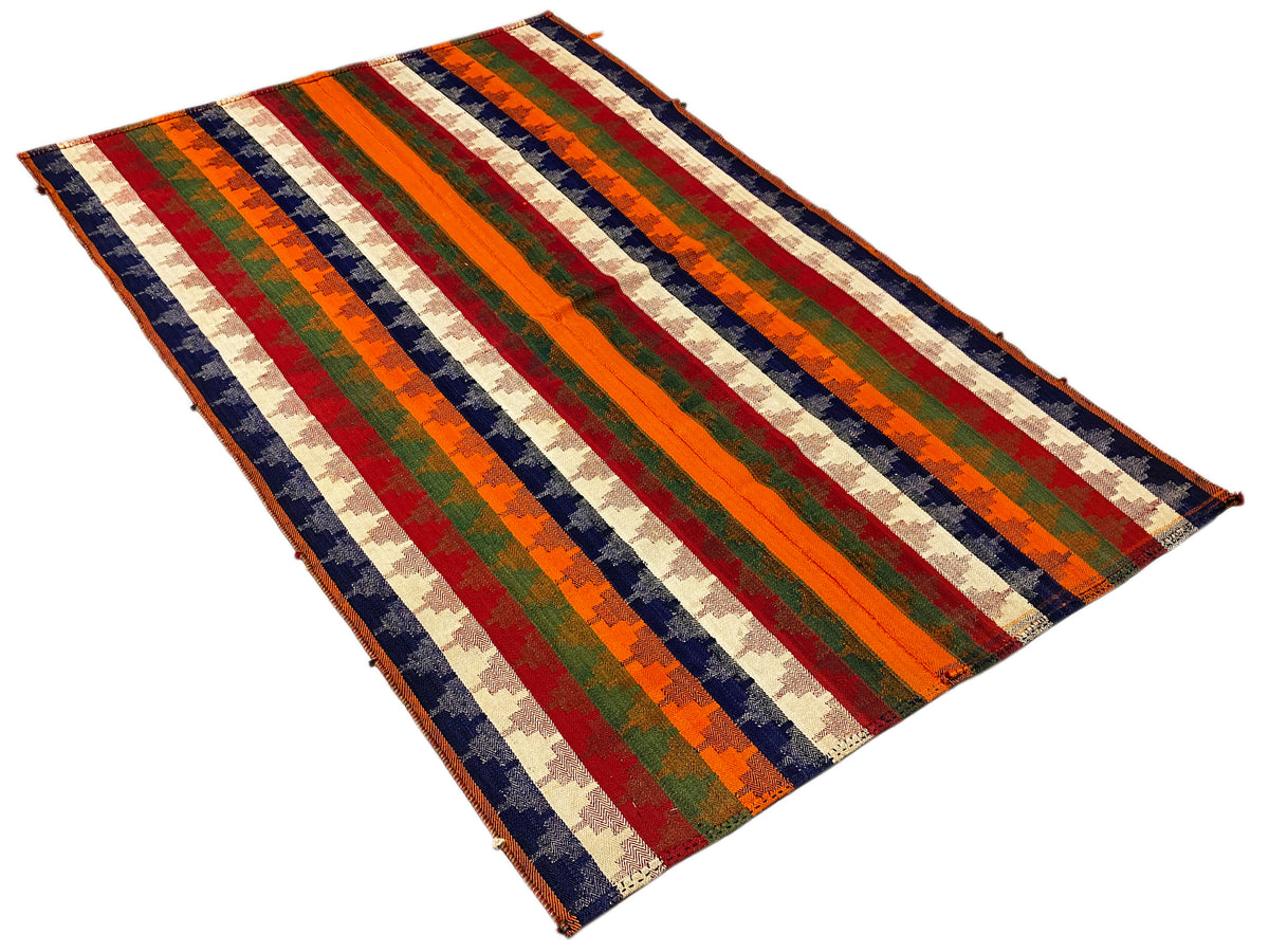 Tappeto con ampie strisce orizzontali e verticali in arancione, verde, blu, rosso e beige