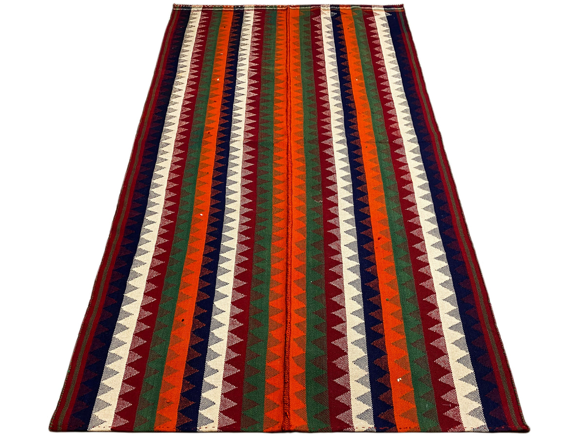 Tappeto Jajim visto di sbieco: strisce a zigzag multicolori con bordo scuro