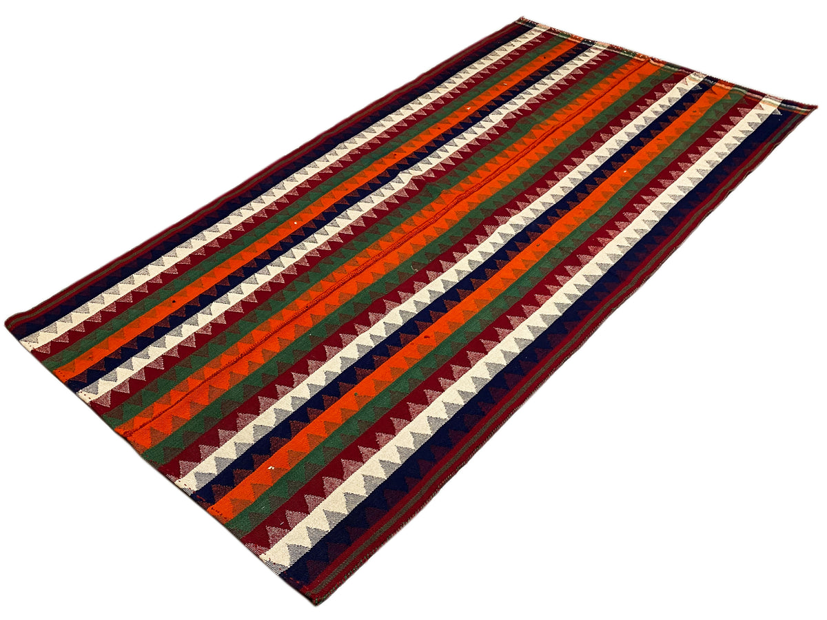 Tappeto Jajim steso: motivo a righe diagonali in verde, rosso, blu e crema