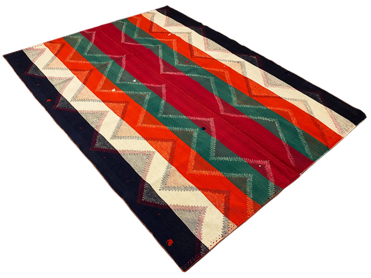 Tappeto con strisce a zigzag e fascia centrale in rosso, verde, arancione, beige e blu scuro