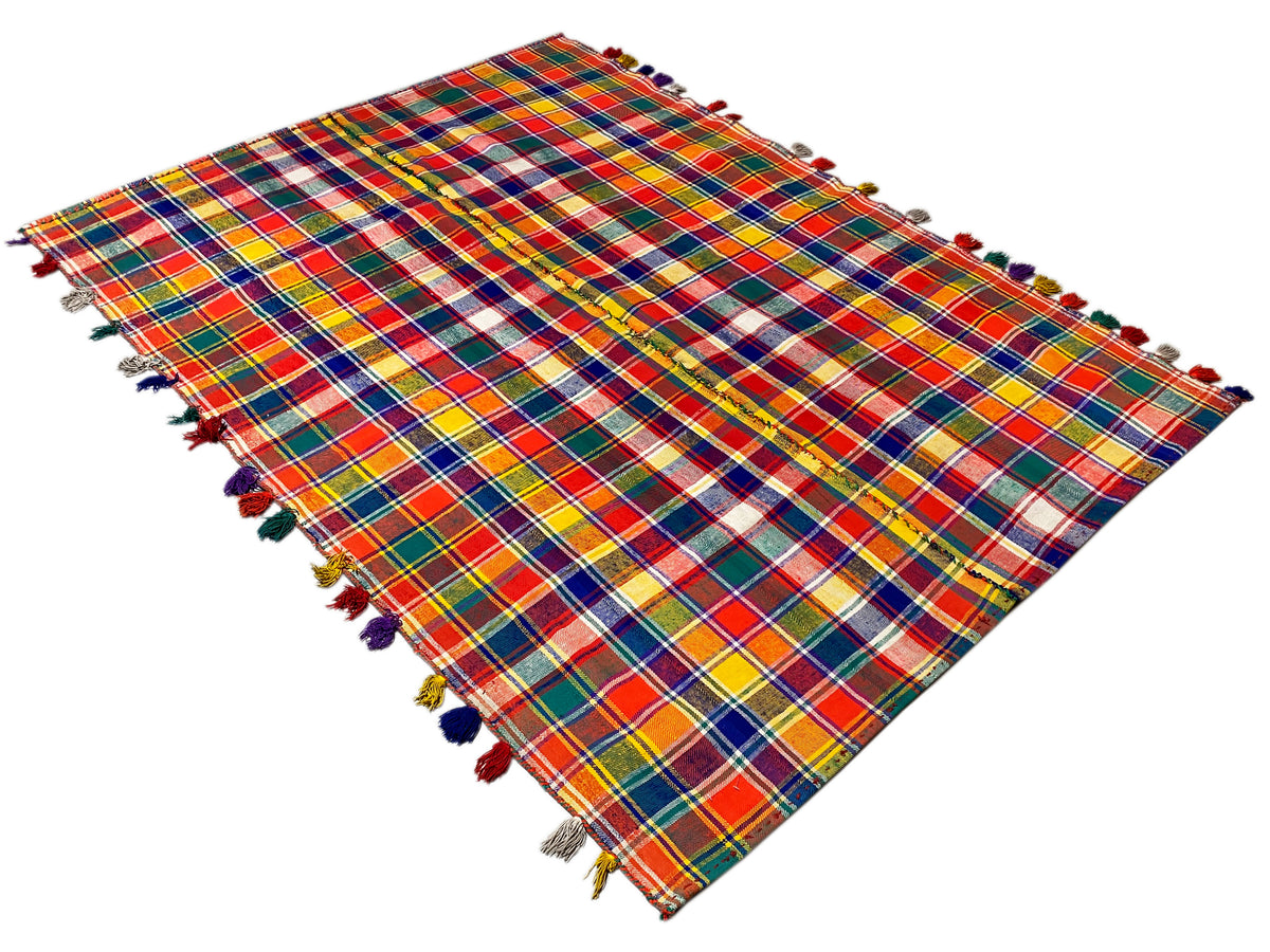Tappeto Jajim disposto in diagonale, a quadri colorati, con frange