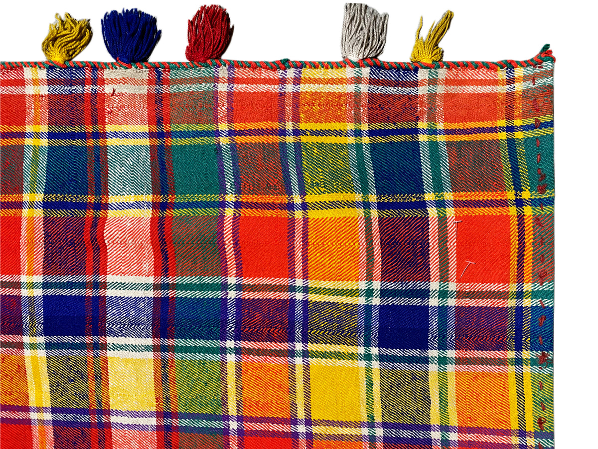 Primo piano del tappeto Jajim: tessuto a quadri con nappe colorate sul bordo
