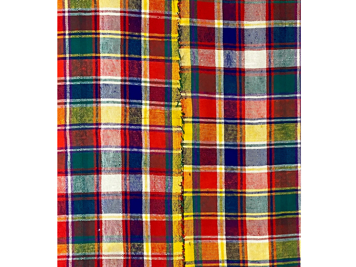 Dettaglio del bordo del tappeto Jajim con frange e motivo a quadri multicolore