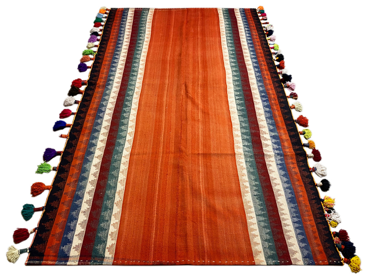 Tappeto Jajim color terracotta con bordure a righe e nappe colorate lungo i bordi