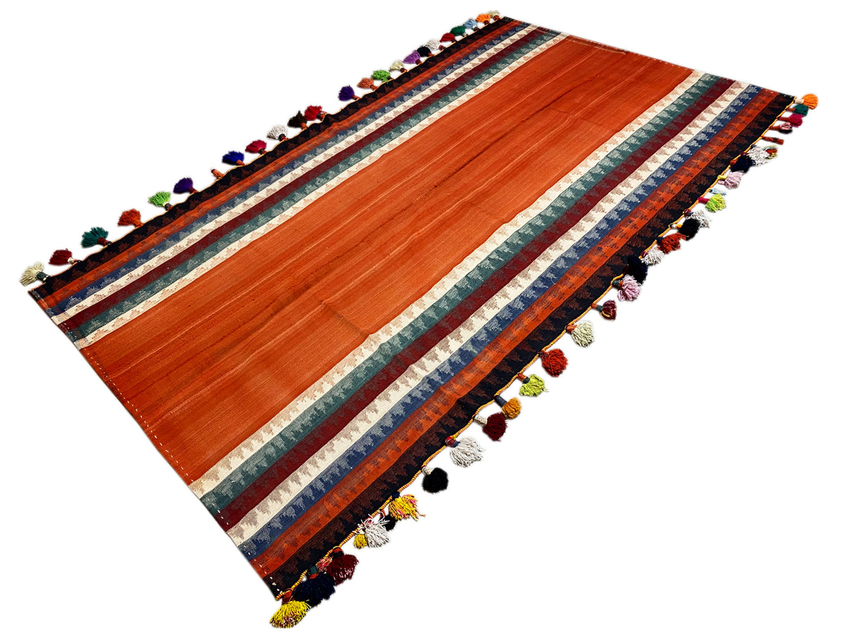 Tappeto Jajim diagonale: strisce color terracotta, bordo multicolore e nappe su tutti gli angoli
