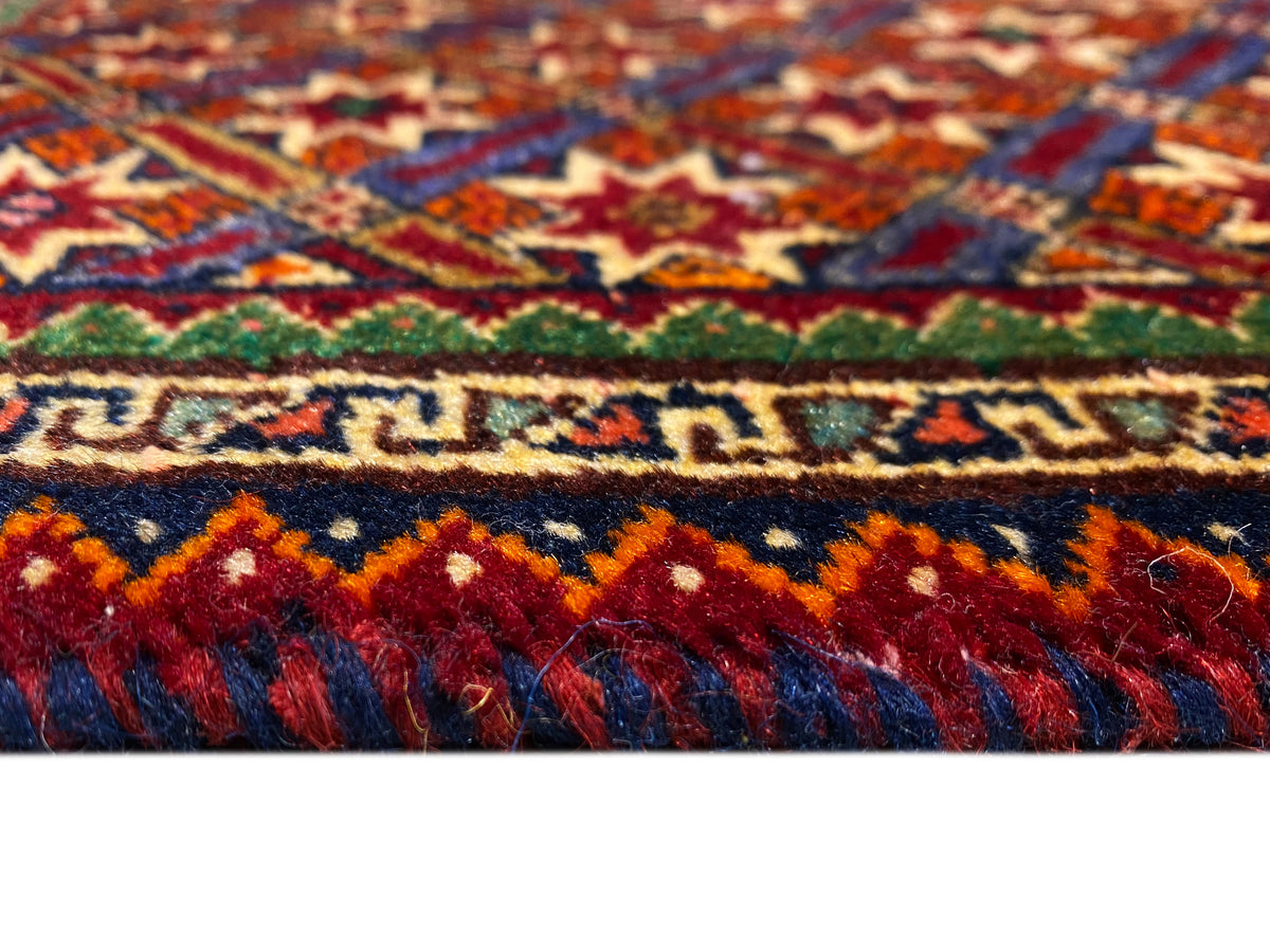 Tappeto Poshti 62x52 cm, primo piano: strisce colorate e frange a pelo alto.