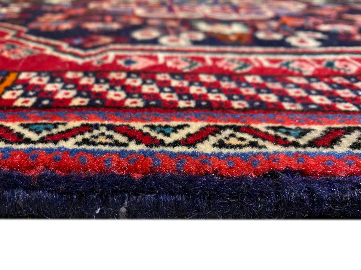 Tappeto Poshti 66x63 cm Dettaglio del bordo: vello blu scuro con accenti rossi