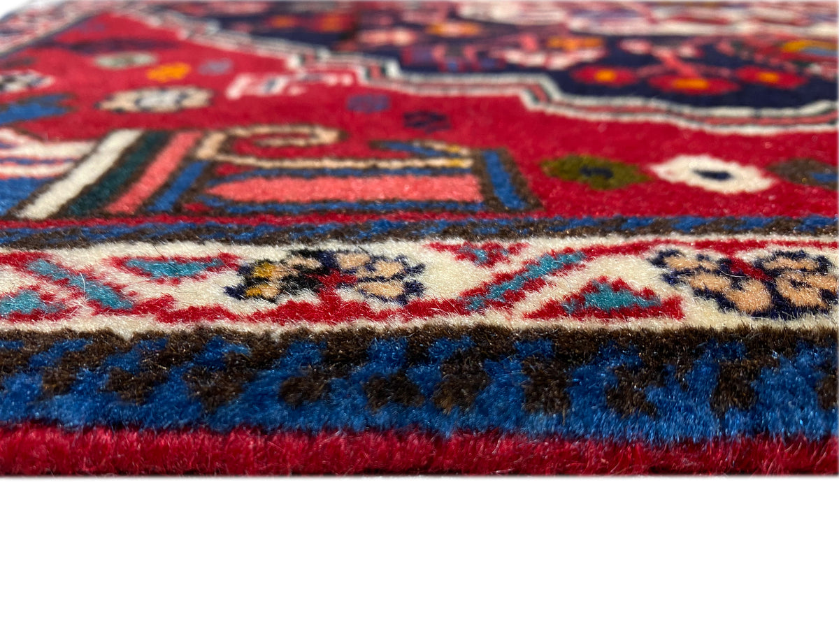 Bordo del tappeto a pelo corto, bordo inferiore rosso e motivo blu e bianco