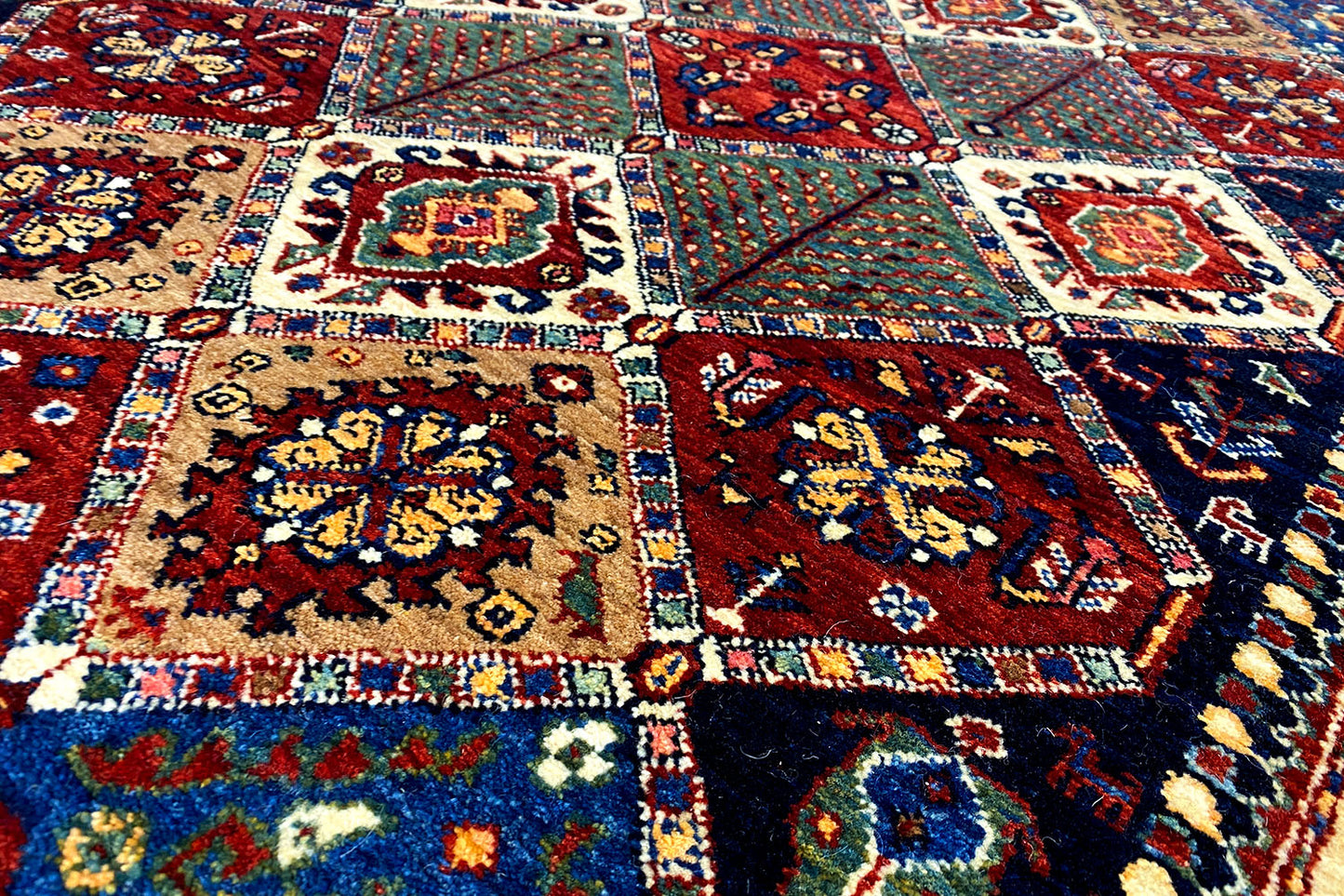 Qashqai Exklusiv 9400087 - (167x103 cm) - Premium Teppich from German Carpet Shop - Just €1200! Shop now at German Carpet Shop