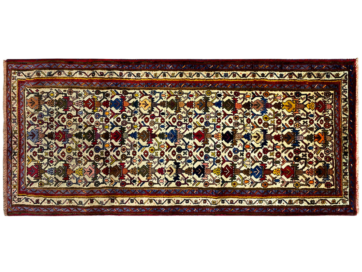 Tappeto Sirjan in formato orizzontale: campo ornamentale centrale con rombi colorati e bordura