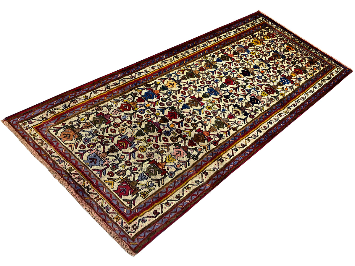 Tappeto Sirjan visto in diagonale: motivo ornamentale decorativo con bordo esterno rosso