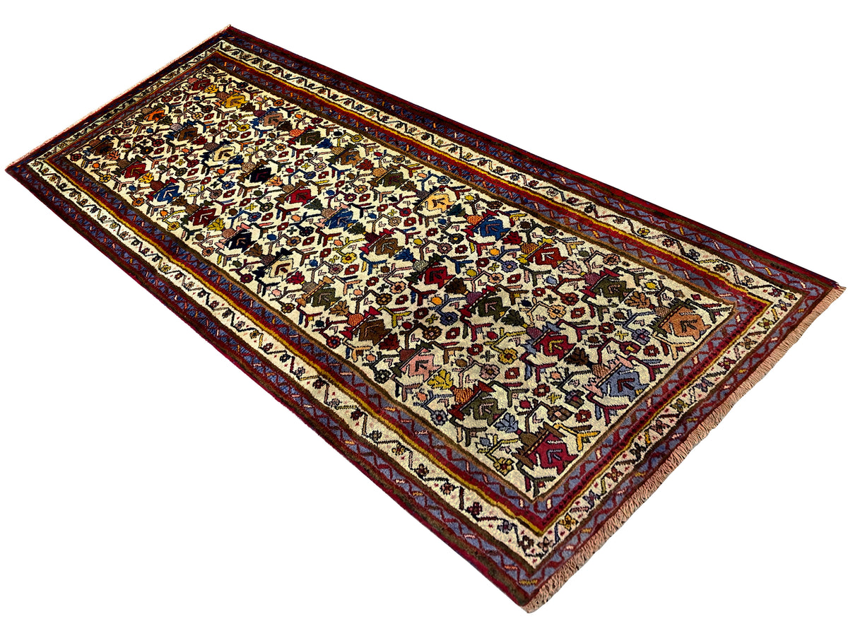 Tappeto Sirjan orientato in diagonale, superficie chiara con simboli colorati e bordo rosso