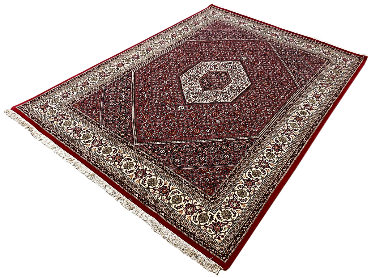 Tappeto Bidjar rosso con medaglione centrale, bordo decorativo e frange, ca. 244x173 cm