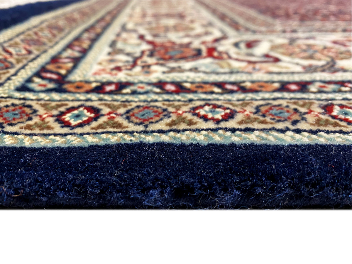 Angolo di tappeto con ornamento delicato e pelo scuro sul bordo