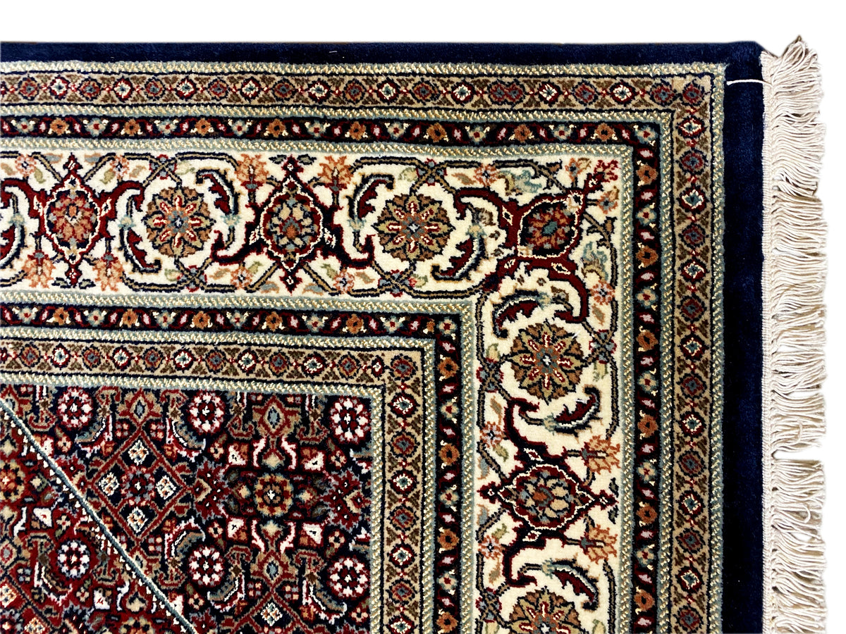 Tappeto con bordo decorativo e frange sul bordo laterale