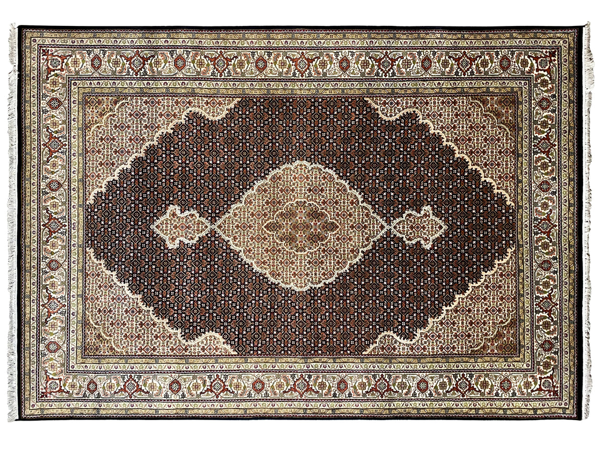 Tappeto persiano Indo-Tabriz marrone con campo ornamentale scuro e losanghe chiare, vista ravvicinata
