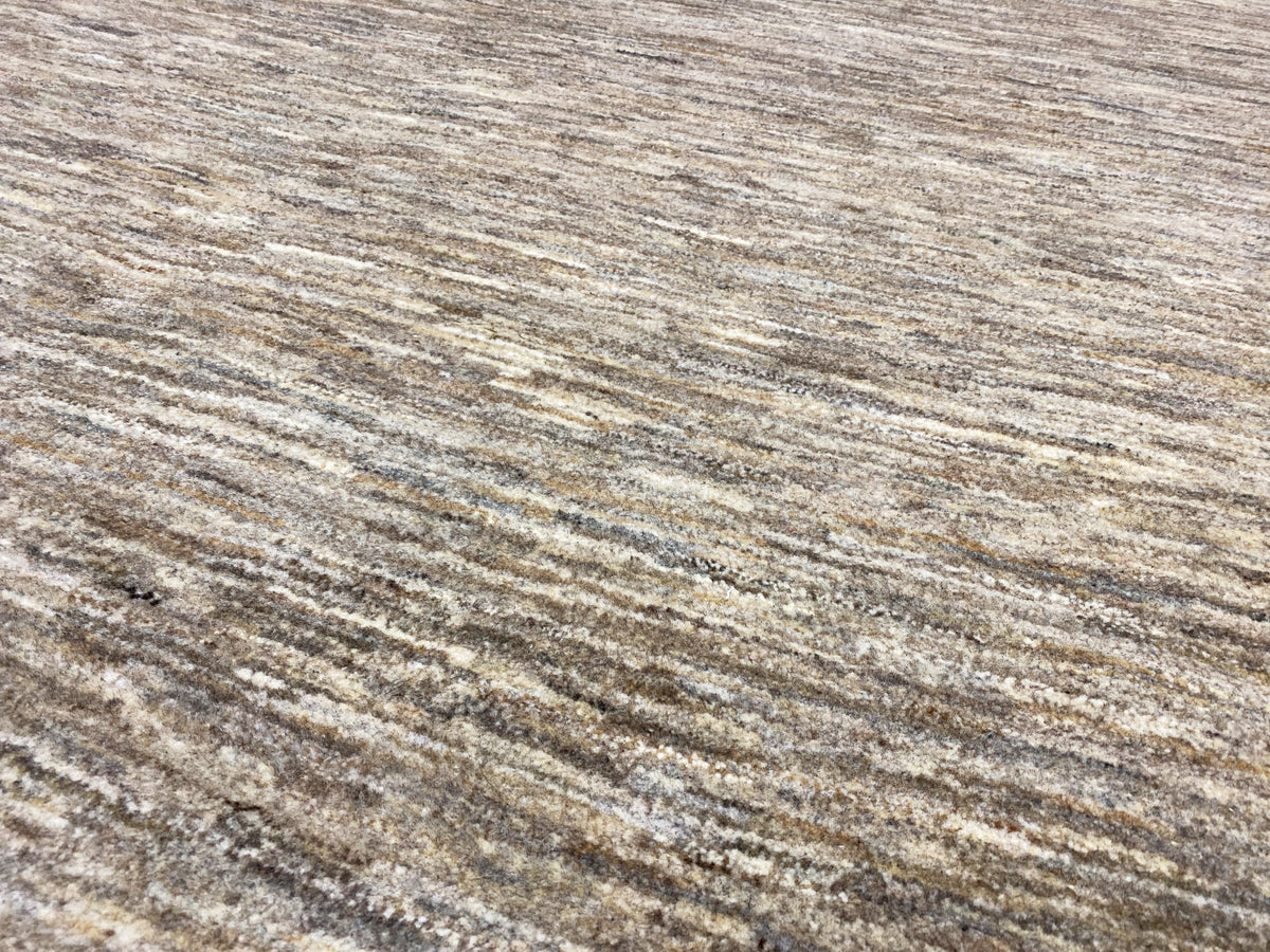 Tappeto Gabbeh, vello ricco di dettagli: fibre beige-grigie con linee sottili e irregolari
