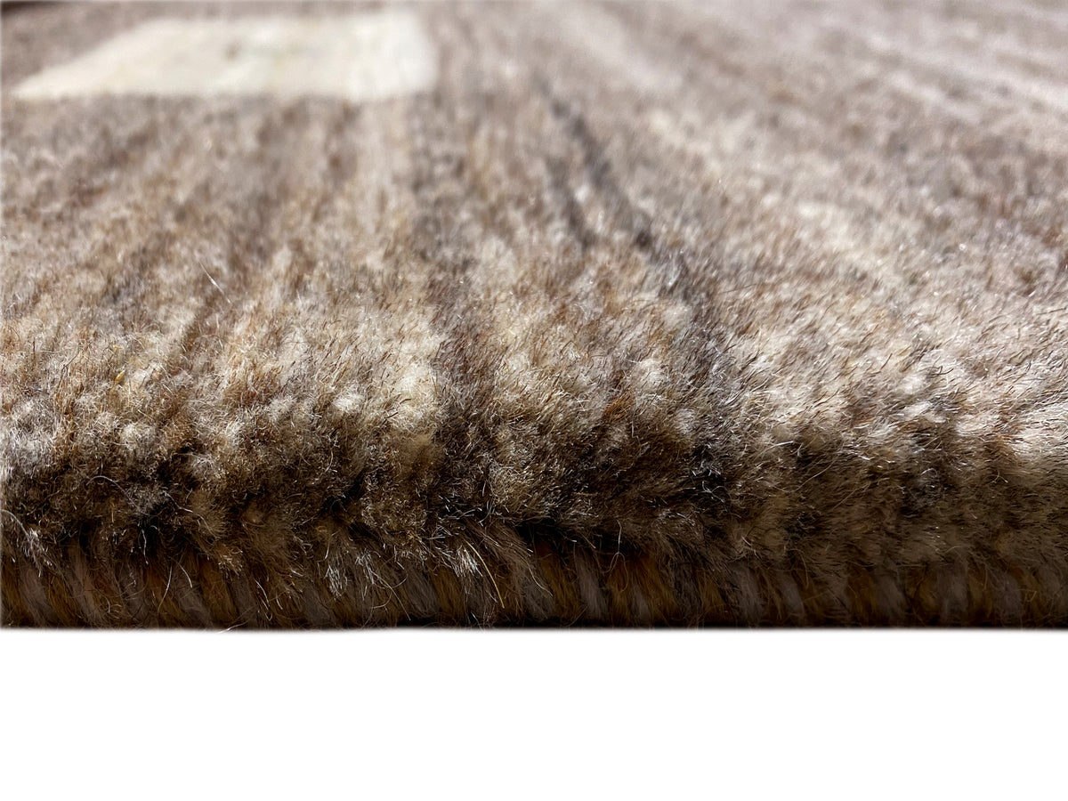 Superficie a pelo corto di un tappeto Gabbeh in grigio beige, vello ricco di dettagli