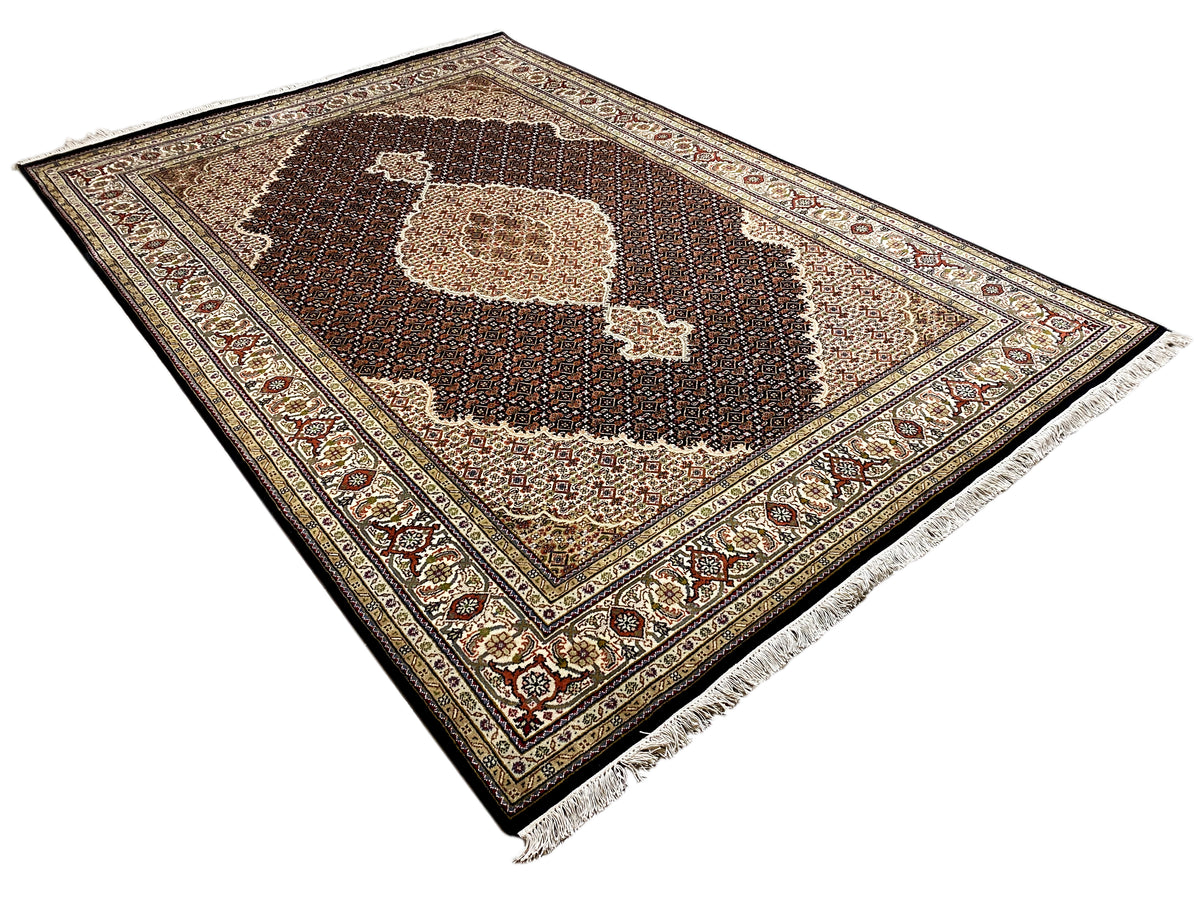 Tappeto persiano Indo-Tabriz marrone disteso, con motivo centrale e bordo decorato