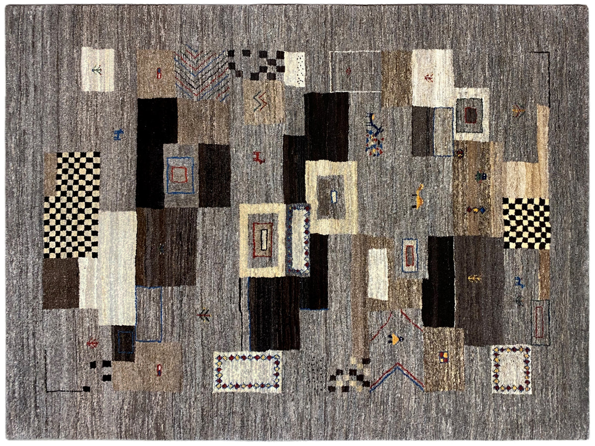 Tappeto Gabbeh 235x171 cm con fondo grigio e accenti colorati nel motivo
