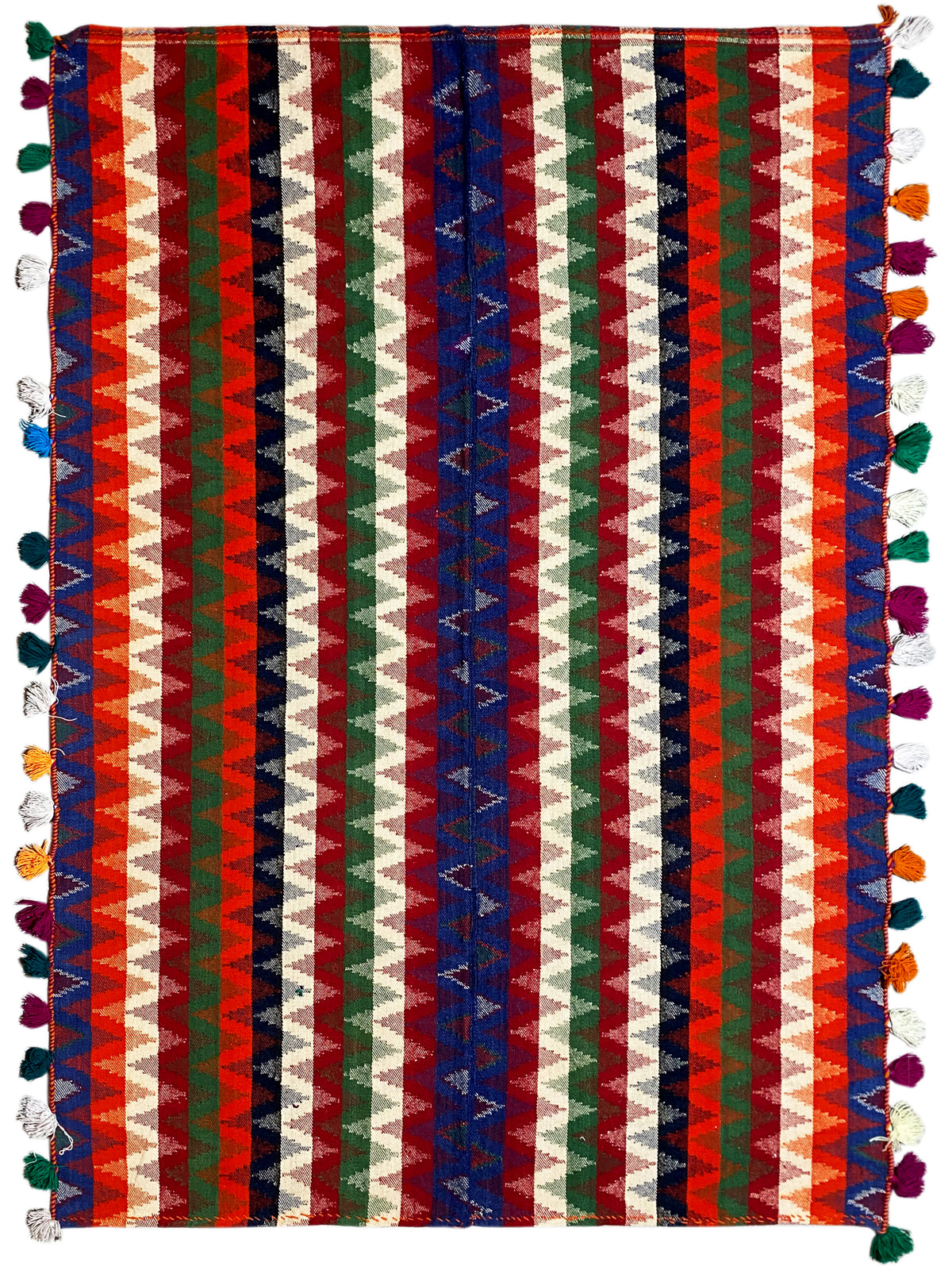 Tappeto rettangolare con strisce multicolori e nappe variopinte su tutti i bordi