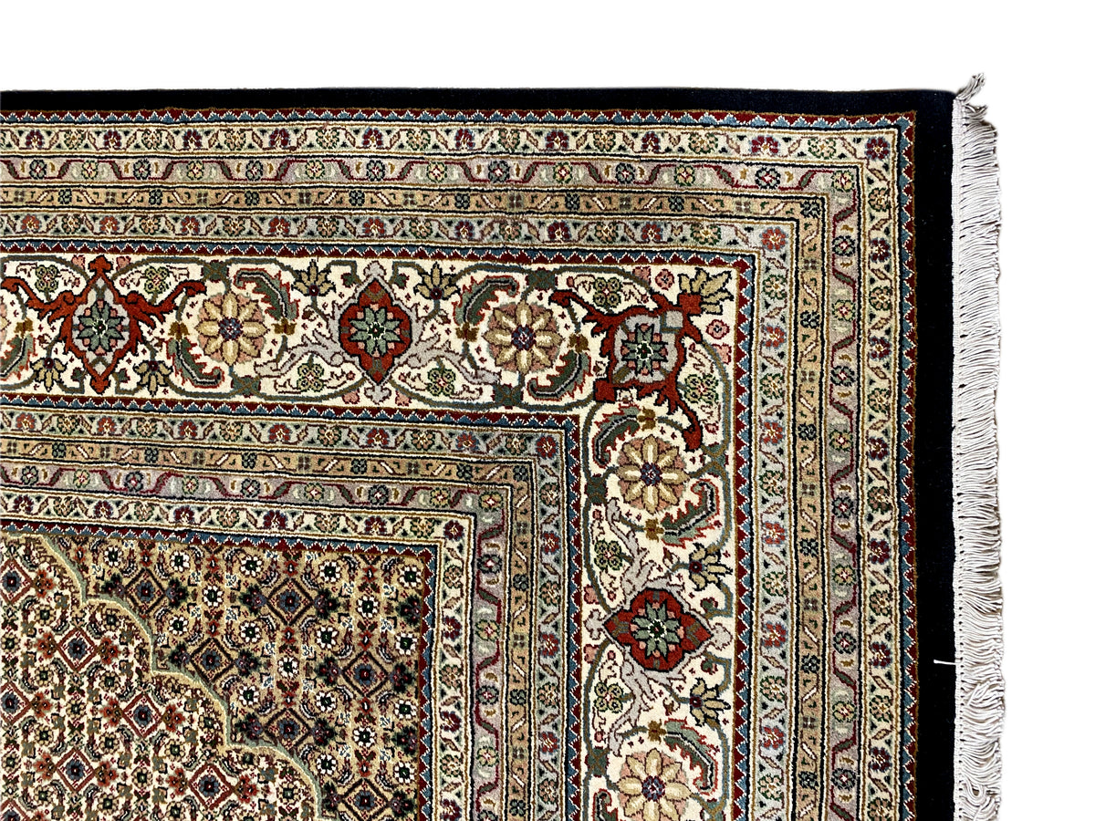 Tappeto Tabriz marrone con bordo finemente decorato a motivi, primo piano del bordo