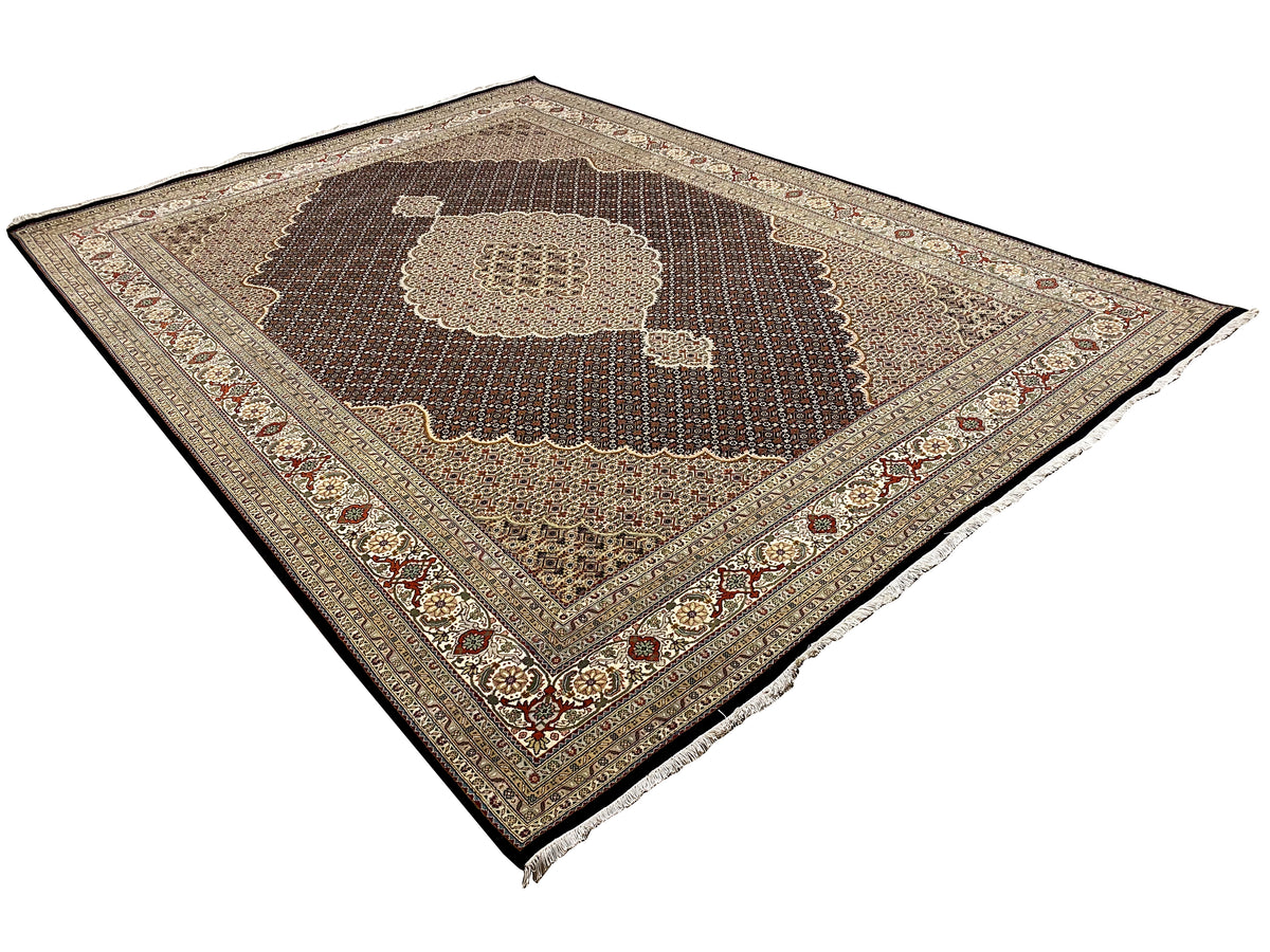 Tappeto marrone scuro con medaglione centrale e motivo geometrico, con frange