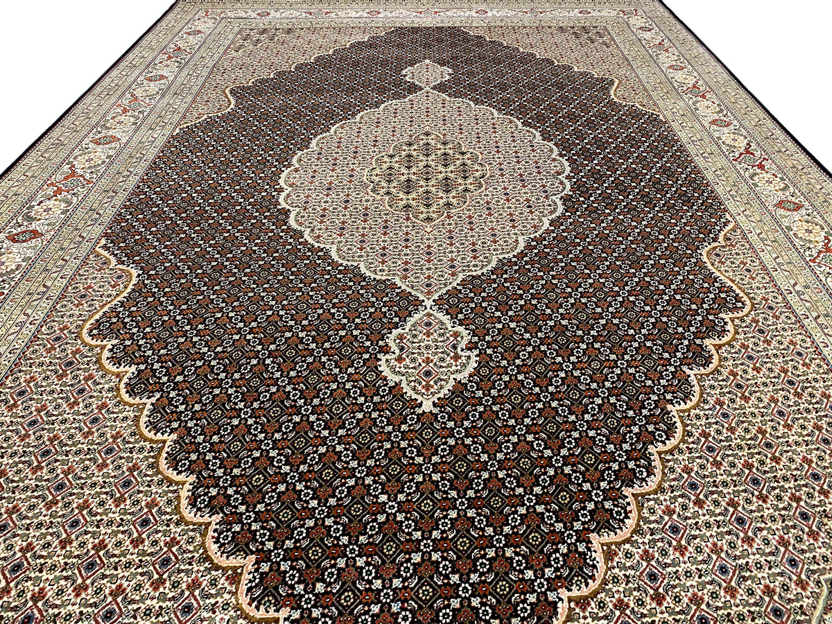 Tappeto marrone scuro con grande medaglione a forma di fiore e bordura ornamentale