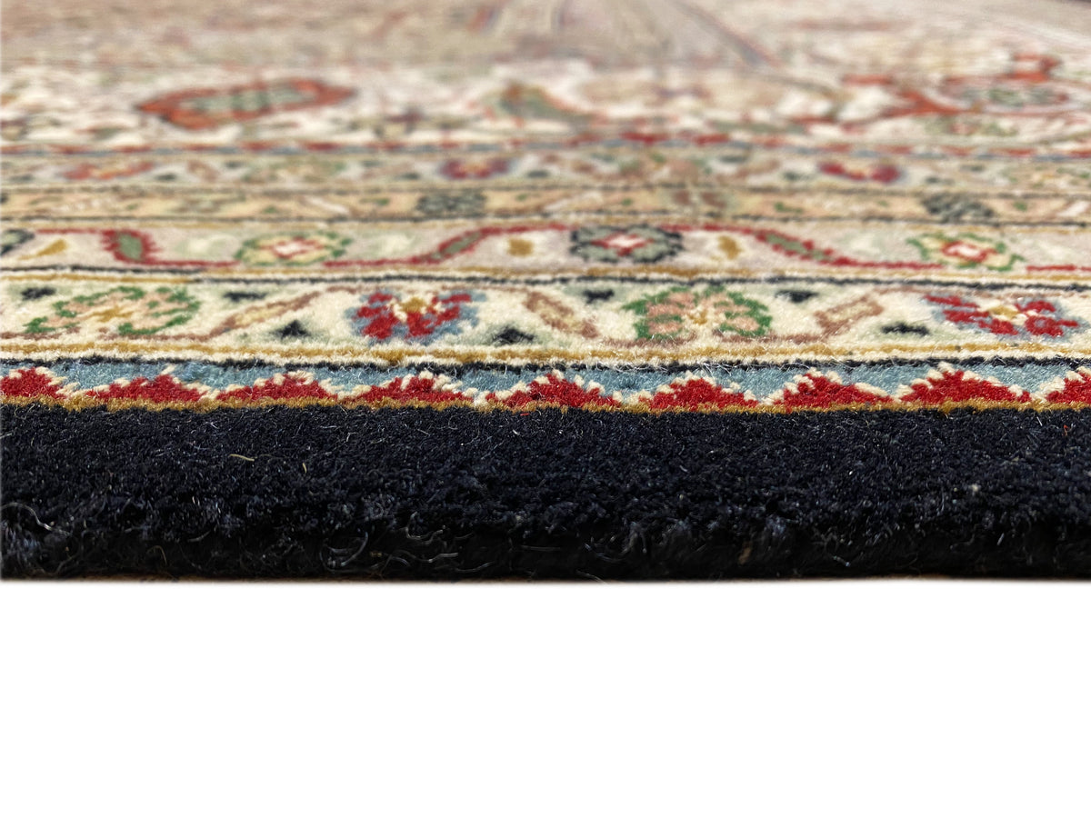 Primo piano del bordo del tappeto con pelo scuro e fascia decorativa variopinta