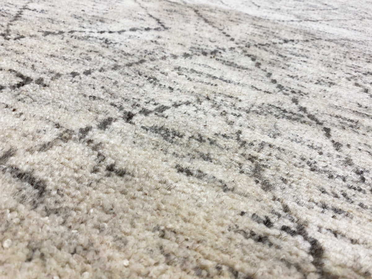 Primo piano: tappeto berbero con pelo mélange e motivo a linee grigio scuro
