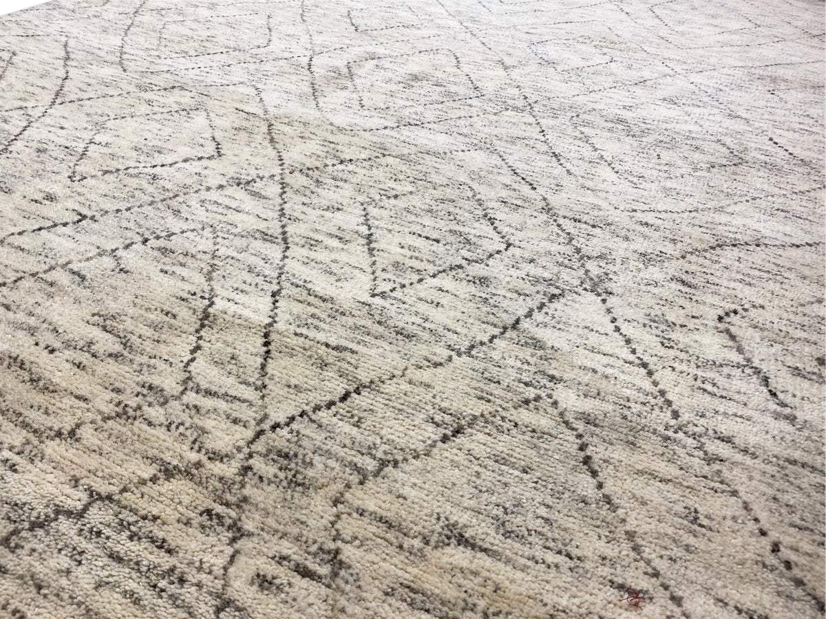 Primo piano: tappeto berbero beige chiaro con sottili linee grigio scuro e motivo intrecciato