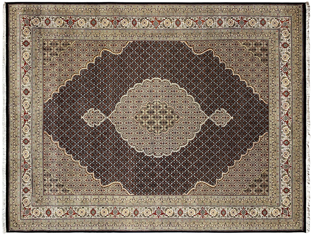Tappeto rettangolare con campo scuro e medaglione centrale chiaro, bordura perimetrale