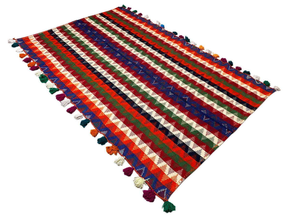 Tappeto rettangolare con larghe strisce rosse, blu e verdi, nappe su tutti gli angoli