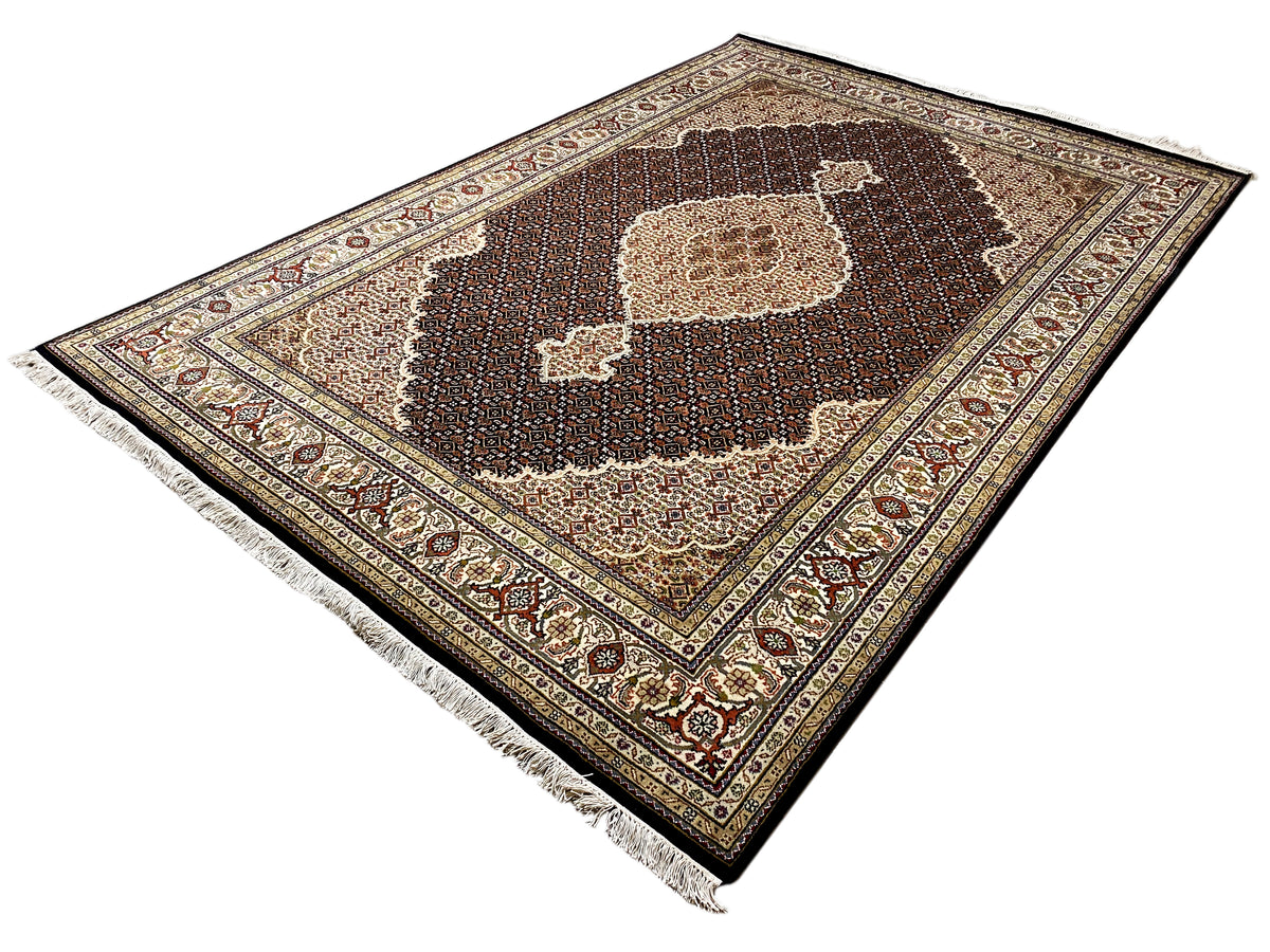 Tappeto Indo-Tabriz marrone disposto in diagonale, centro scuro con medaglione beige