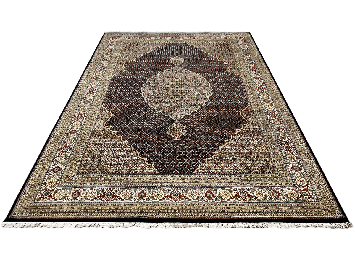Tappeto rettangolare con fondo marrone, design a medaglione e frange sui lati