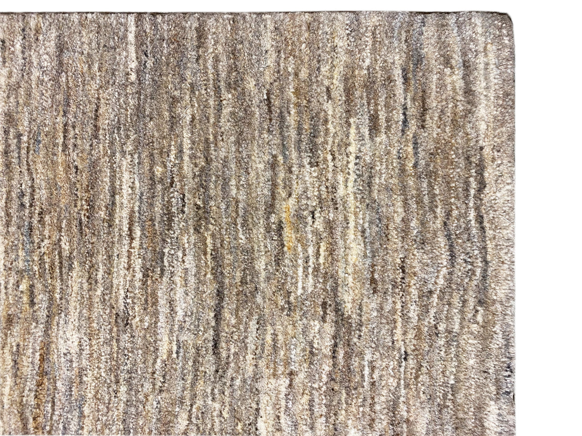 Tappeto Gabbeh, primo piano: struttura a strisce beige-grigie mélange e pelo corto