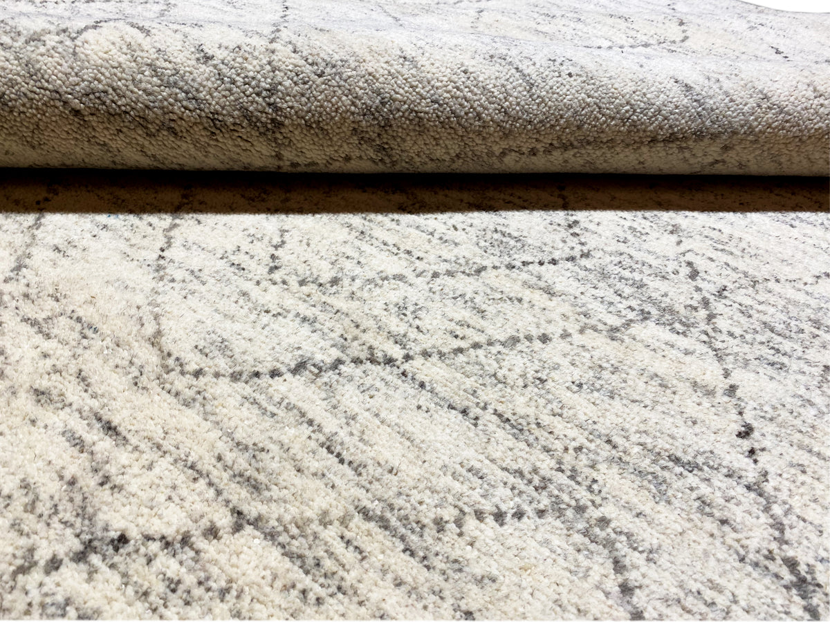 Tappeto berbero: vello visibile e struttura a strati, beige chiaro con motivo lineare grigio