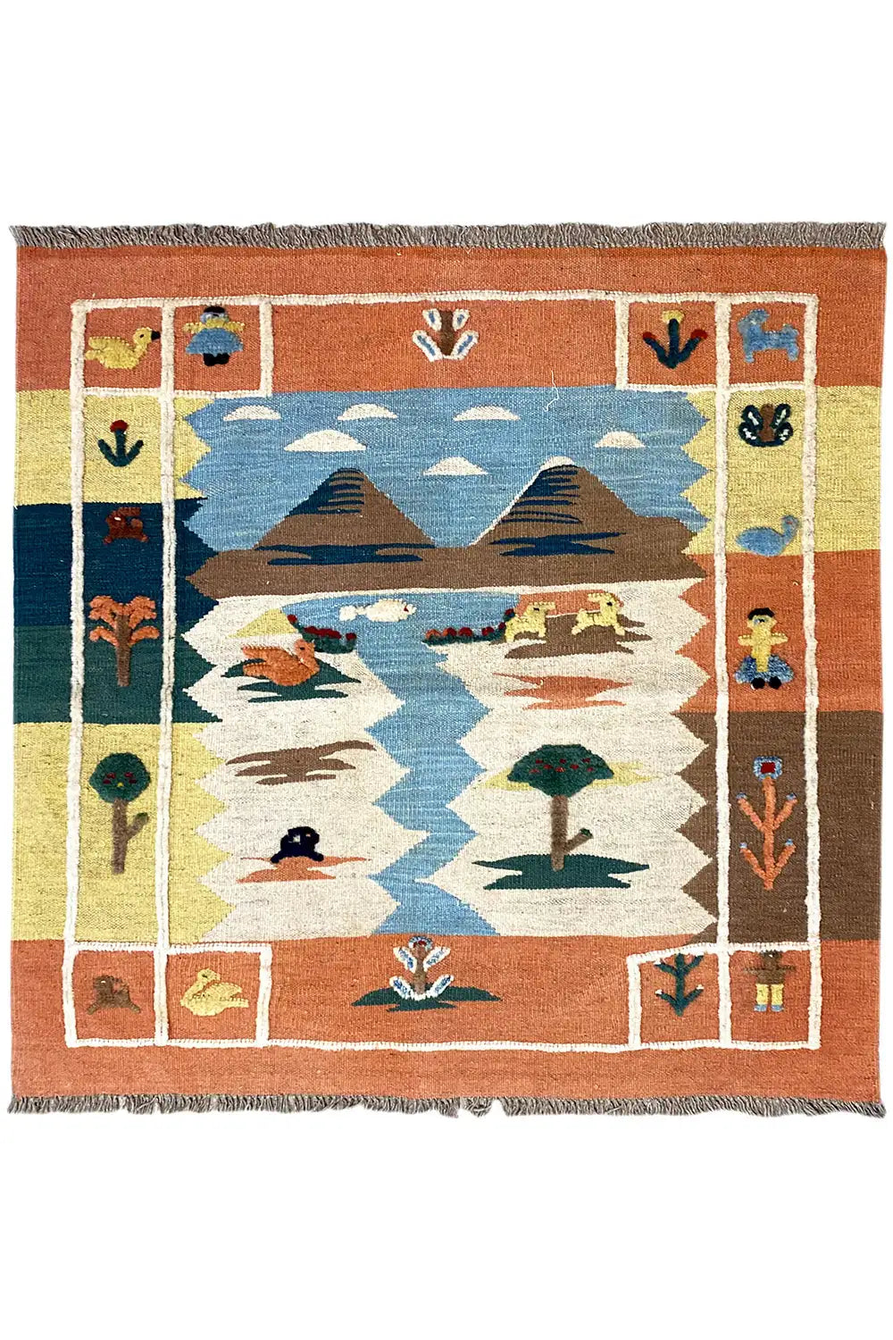 Tappeto kilim con motivi animali e floreali, centro blu, bordo arancione e frange