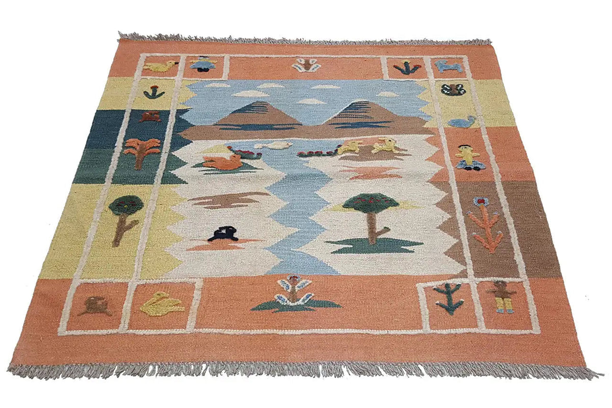 Tappeto kilim con motivo figurativo, campo centrale blu, bordo arancione e frange