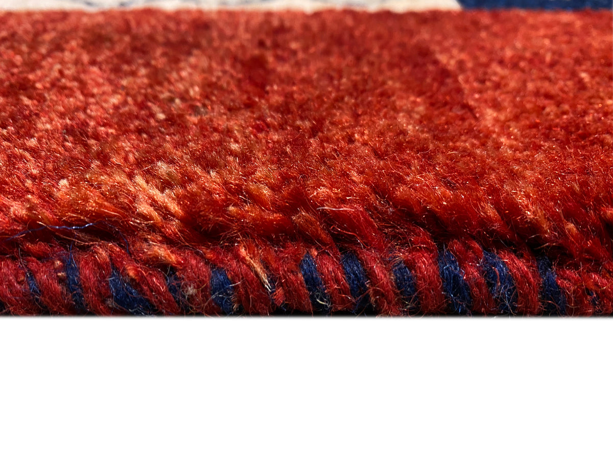 Gabbeh-Teppich (194x140 cm) Nahaufnahme Flor: dichter roter und blauer Teppichflausch