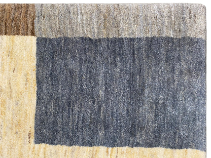 Detailaufnahme des Gabbeh-Teppichs: strukturierter Flor mit blauen und beigen Quadraten