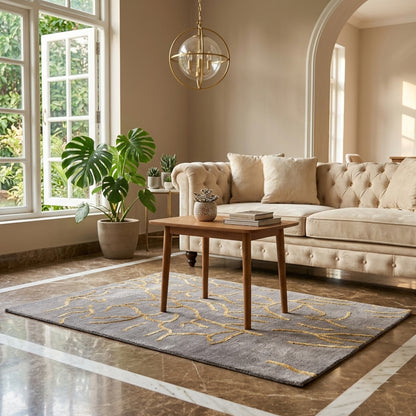 Designer-Teppich 91x62 cm im Wohnbereich: graue Fläche mit gelbem Ornamentmuster